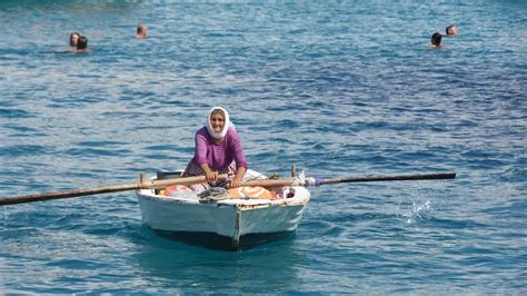 8­2­ ­y­a­ş­ı­n­d­a­k­i­ ­k­a­d­ı­n­ ­k­a­y­ı­ğ­ı­y­l­a­ ­h­e­r­ ­g­ü­n­ ­d­e­n­i­z­d­e­ ­s­a­t­ı­ş­ ­y­a­p­ı­y­o­r­